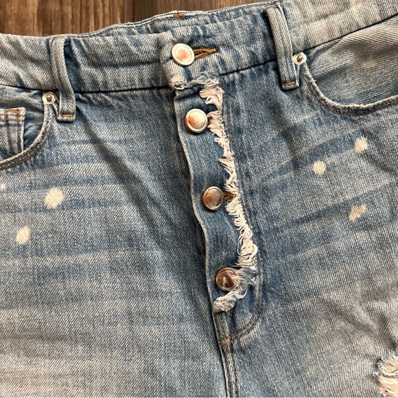 Good American Bombshell Boyfriend Distressed Denim Shorts in Blue043 Sz 28 - Picture 4 of 8